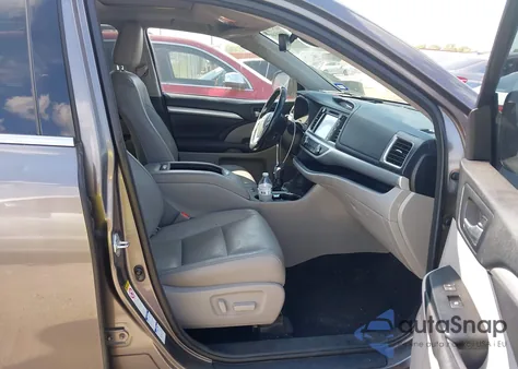 2018 Toyota Highlander Xle z USA, uszkodzony, nr VIN 5TDJZRFH7JS491483